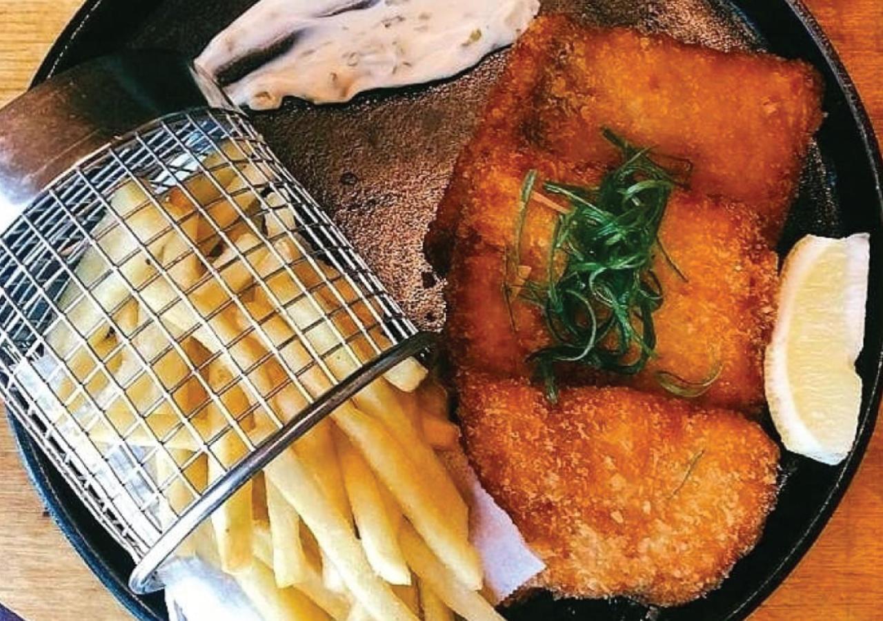 Fraser Suites Diplomatic Area Bahrain Manama Dış mekan fotoğraf A plate of fish and chips