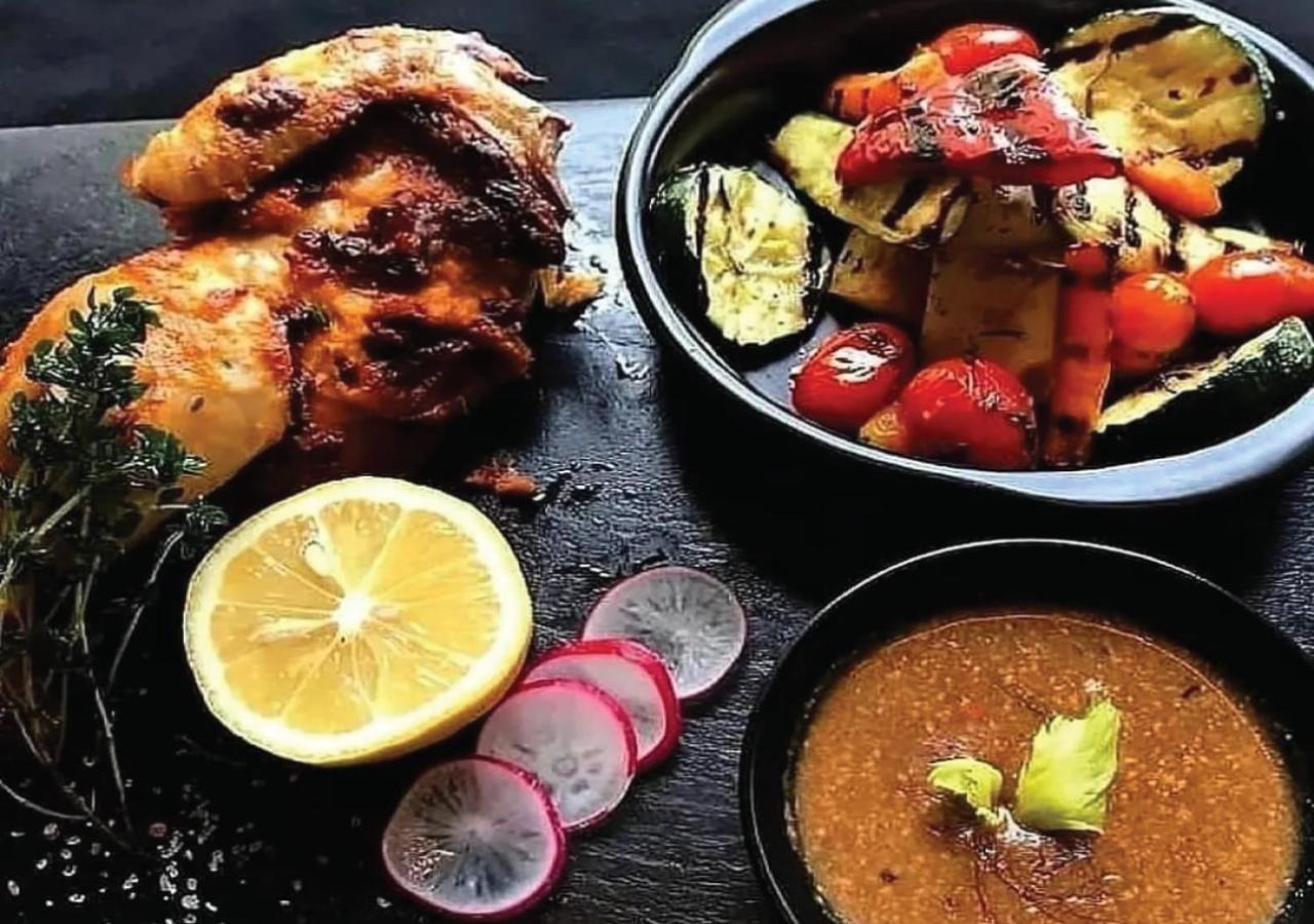 Fraser Suites Diplomatic Area Bahrain Manama Dış mekan fotoğraf A whole chicken prepared with a variety of vegetables