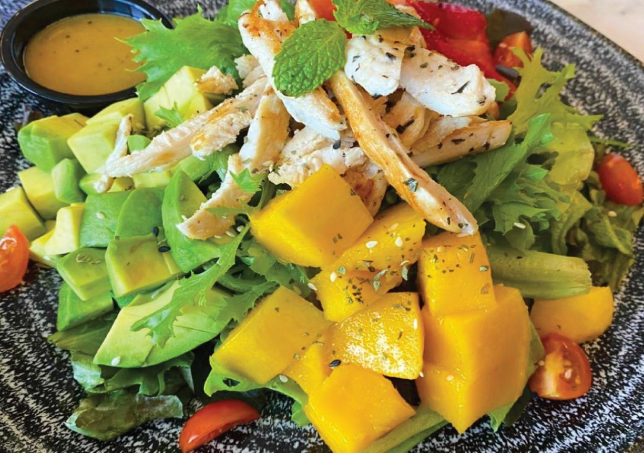 Fraser Suites Diplomatic Area Bahrain Manama Dış mekan fotoğraf A salad with mango
