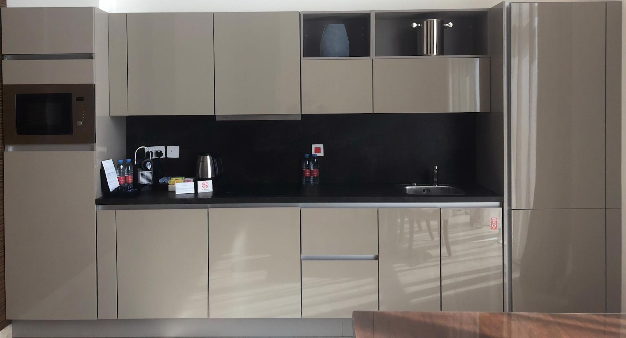 Fraser Suites Diplomatic Area Bahrain Manama Dış mekan fotoğraf A kitchen with high gloss lacquer finish
