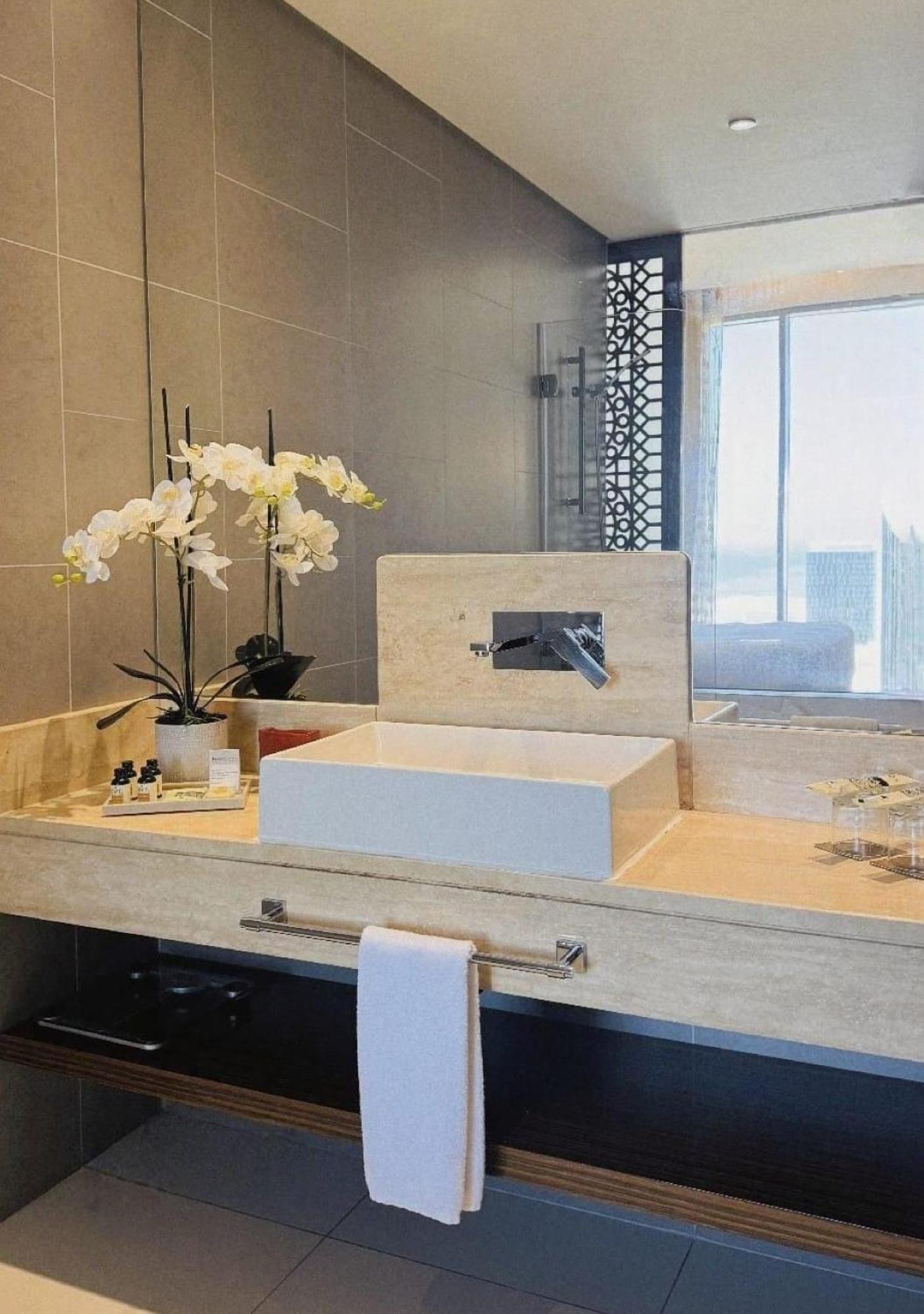 Fraser Suites Diplomatic Area Bahrain Manama Dış mekan fotoğraf Bathroom at the Four Seasons Hotel, London
