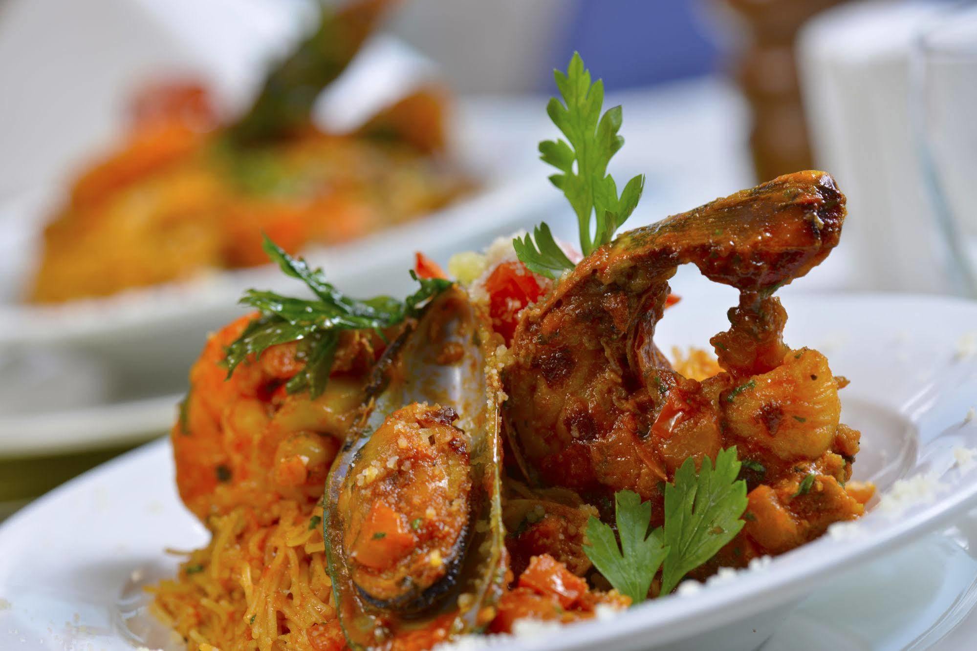 Fraser Suites Diplomatic Area Bahrain Manama Dış mekan fotoğraf A dish of seafood biryani